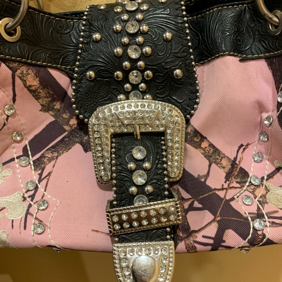 Mossy Oak buckle accent camo handbag - Picture 4 of 6